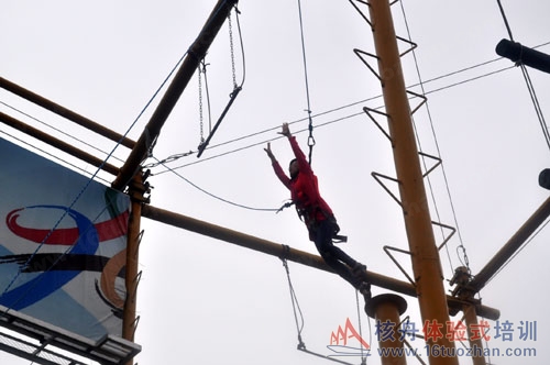 蘇州核舟拓展東山雨花勝境拓展訓練基地、滬士電子團隊拓展訓練培訓 空中單杠